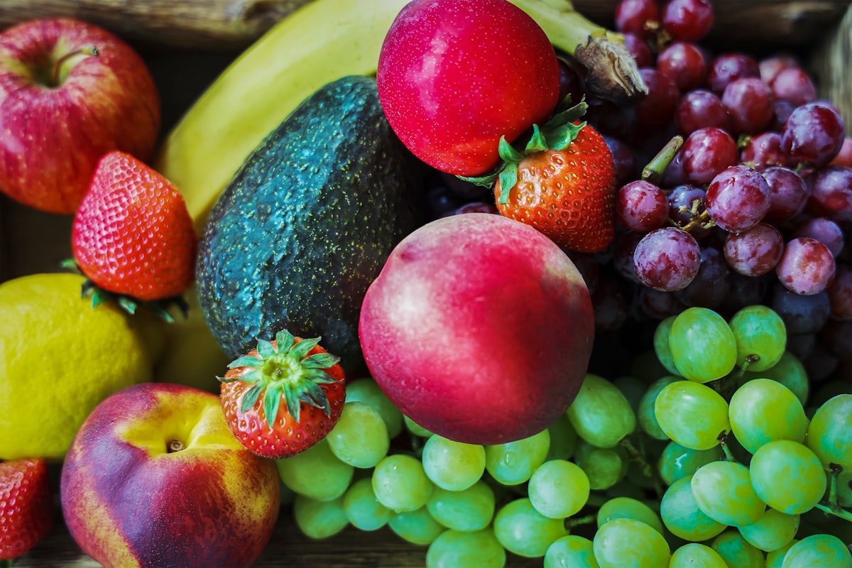Assiette équilibrée avec légumes, protéines et céréales